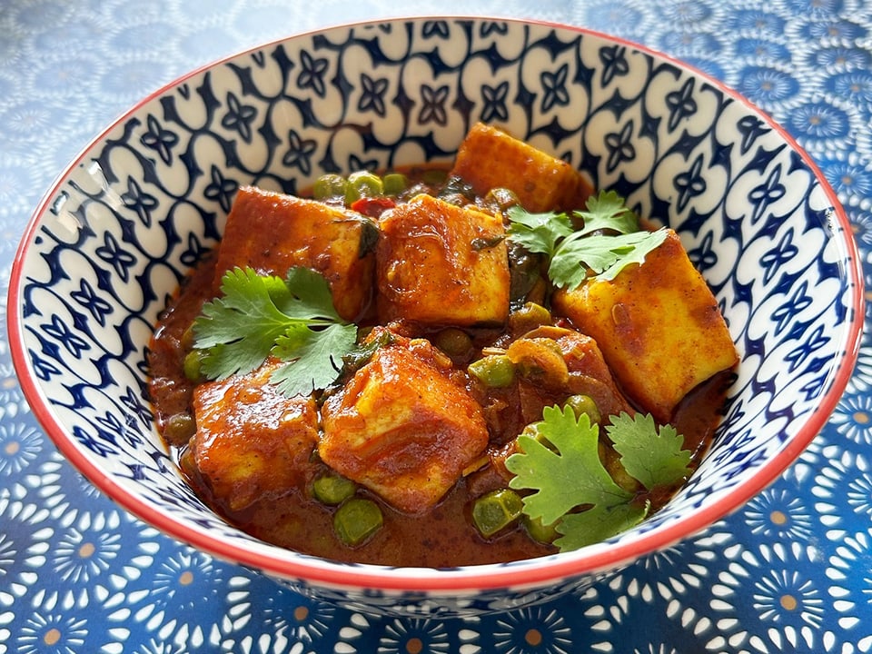 Matar Paneer – aus dem Süden Indiens, mit Frischkäse und Gartenerbsen.