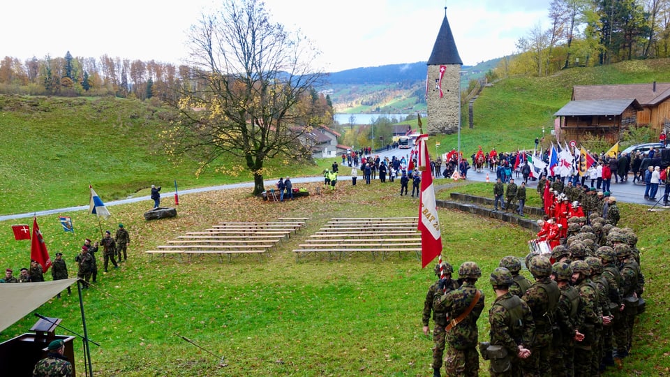 Blick auf den Festplatz flankiert von einer Ehrenformation der Armee.