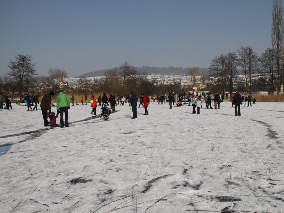 Begehen der Eisschicht auf eigene Gefahr