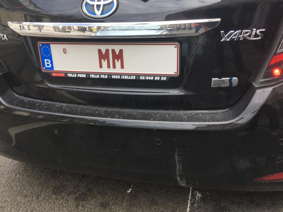 Nummernschild eines schwarzen Toyota Yaris mit Kennzeichen 'MM'.