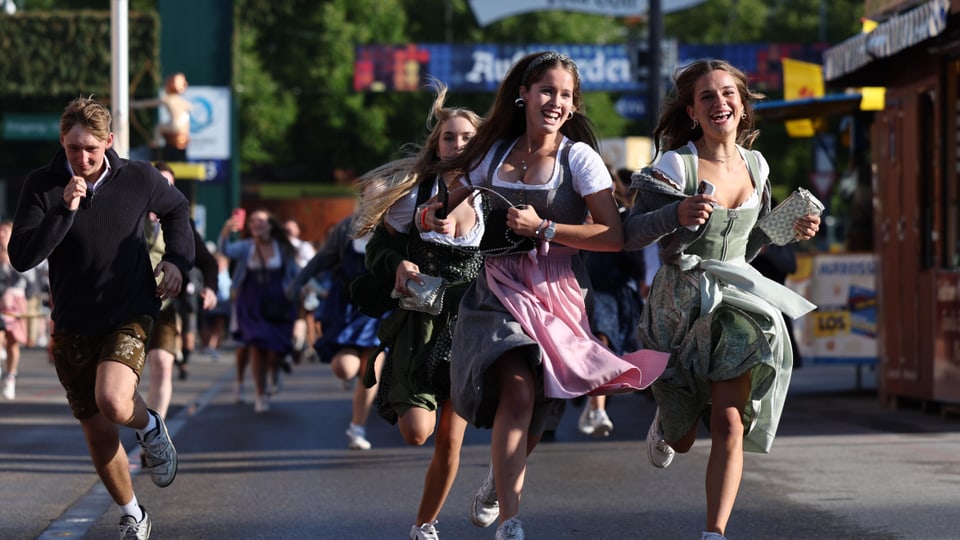 Um Punkt 9 Uhr ging der Run auf die besten Plätze auf der Wiesn los. 