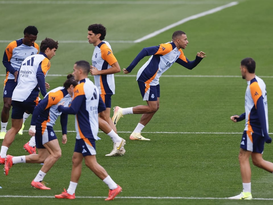 Fussballspieler beim Training auf dem Spielfeld.