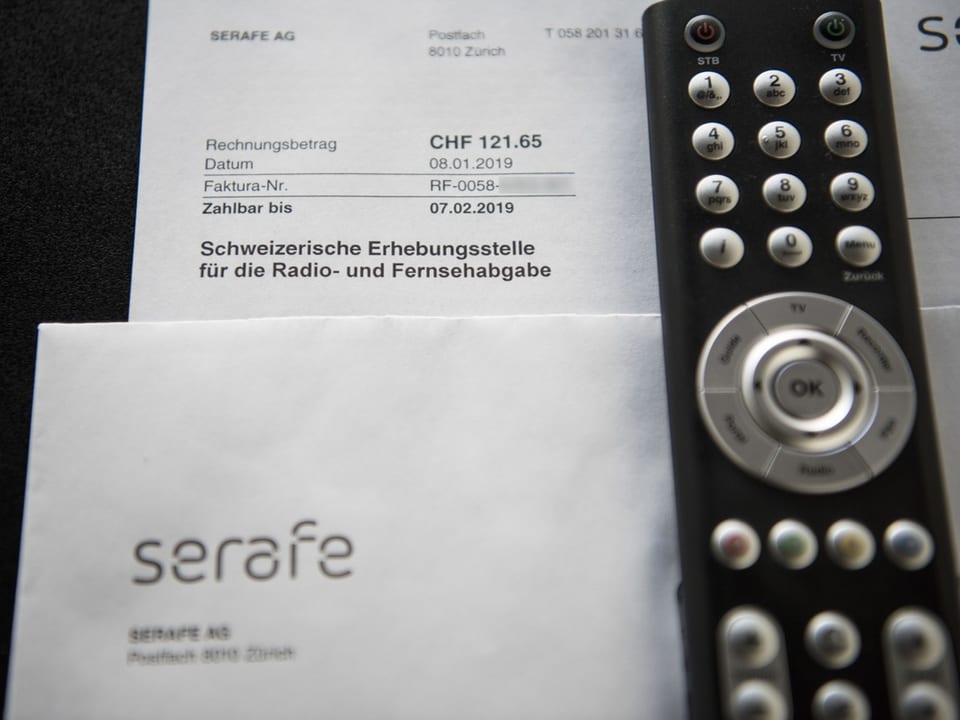 Fernbedienung neben Rechnung und Briefumschlag der Serafe AG.