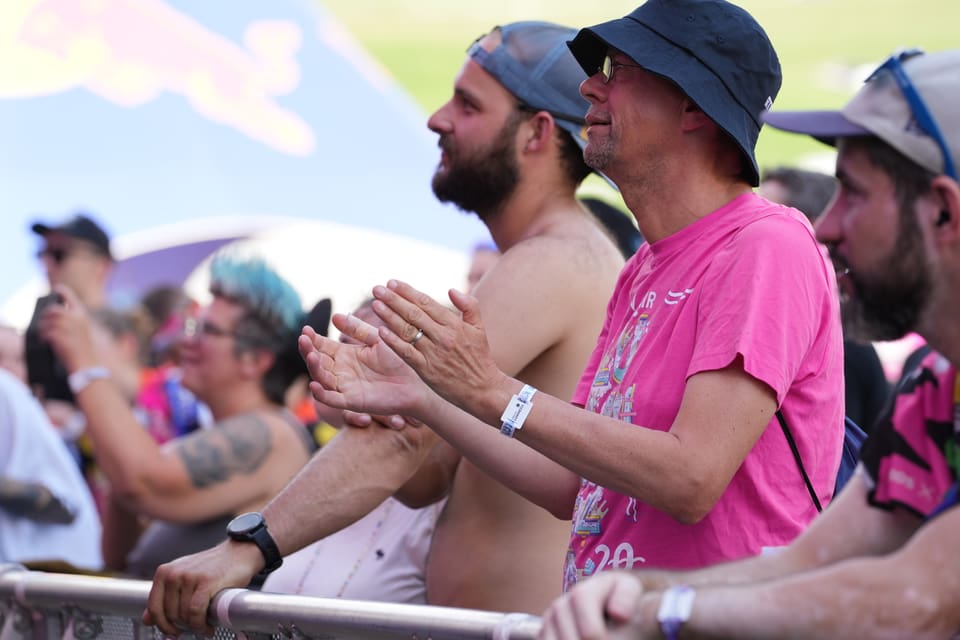 Menschenmenge im Freien, die applaudiert am Open Air Lumnezia 2024.