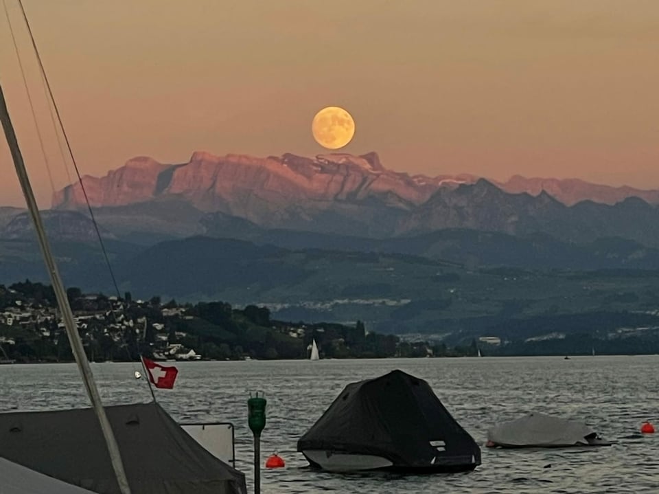 Mond hinter Zürichsee mit Booten