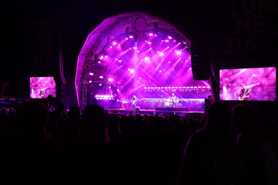 Die Engländer von Royal Blood haben eine enorme Lichtshow nach Degen gebracht.