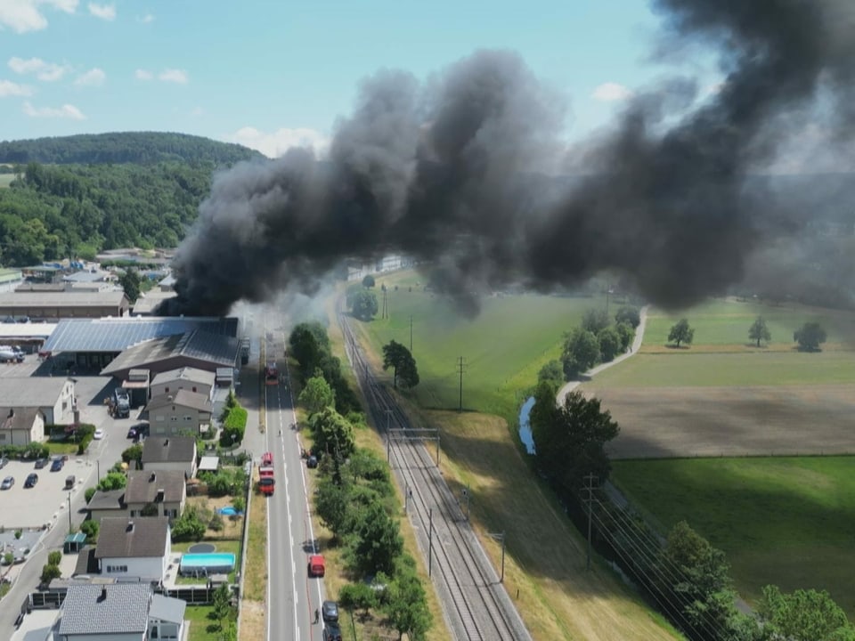 Die Rauchschwaden türmten sich in Klingnau bis weit in den Himmel.