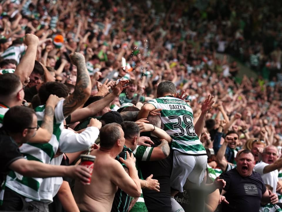 Celtic-Spieler Daizen Maeda inmitten der Fans.