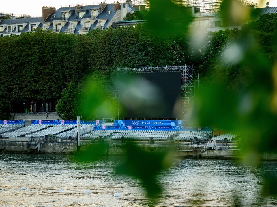 Eine Tribüne vor der Seine, in welcher die Triathleten den Schwimm-Teil absolvieren sollen.