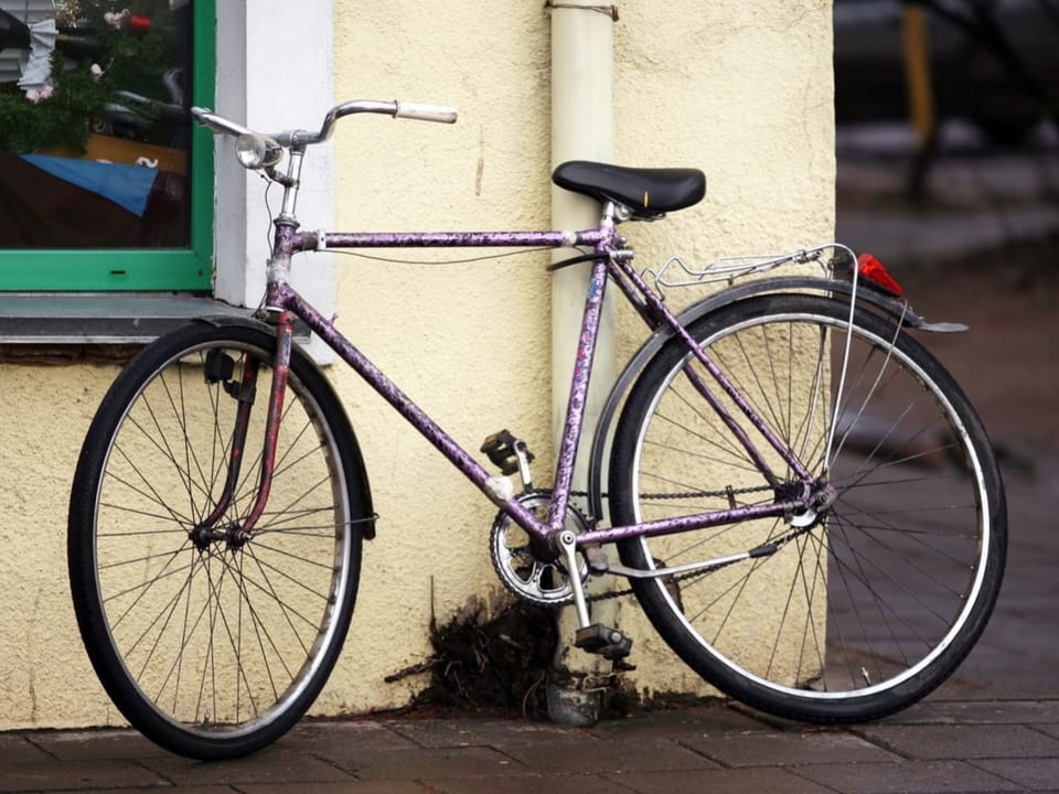 Fahrrad an Hausmauer