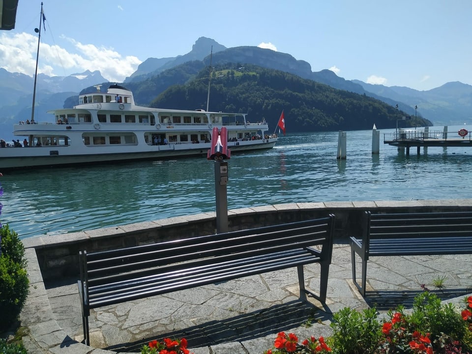 Passagierschiff vor dem Hafen in Brunnen.