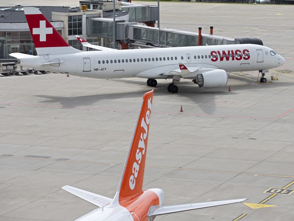 Swiss-Flugzeug am Flughafen neben einem EasyJet-Flugzeug