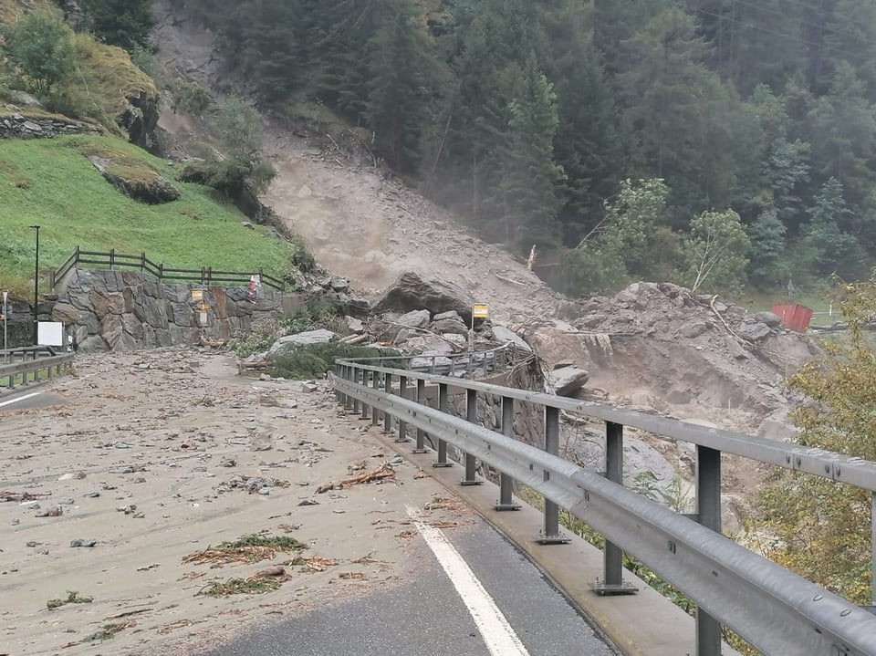 Ein Murgang verschüttet eine Brücke. 