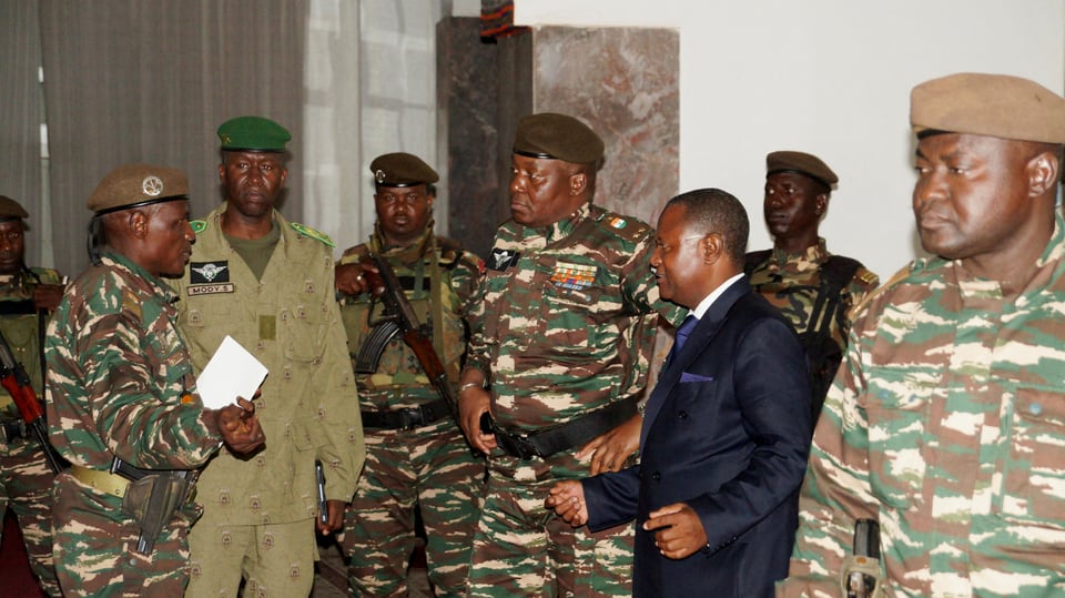 Auf dem Bild sind einige nigrische Militärs zu sehen.