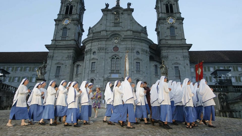 Gruppe von Nonnen vor Kirche, die bei am Einsiedler Welttheater auftreten.