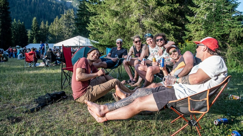 Die 8 Unterländer. Sie kommen sofort ins schwärmen über das Open Air in Nufenen. Sie seien seit 10 Jahren hier und gehören schon zum Inventar. Sie teilen Das Open Air Rheinwald in 5 Akte. Akt 1. Freitag ankommen und saufen, Akt 2 Samstags Kater mit einem Schwumm im Rhein, Akt 3 Samstag Nachmittag/ Abend auf der Wiese am Band hören, Akt 4 BAR, Akt 5 Brunch. Der ein oder andere Akt lasse sich nach belieben verlängern oder verkürzen…