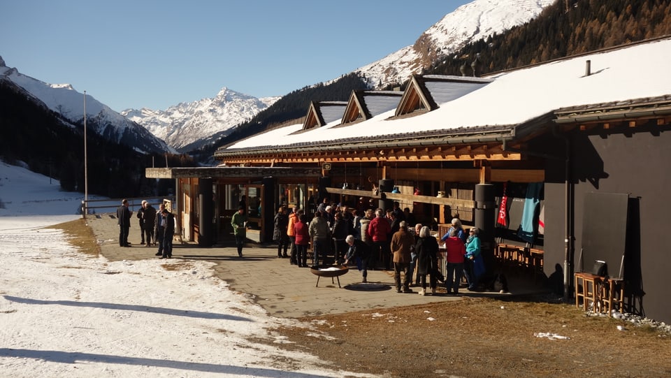 Suenter la radunanza generala dals acziunaris tar l'ustaria da la staziun a val.