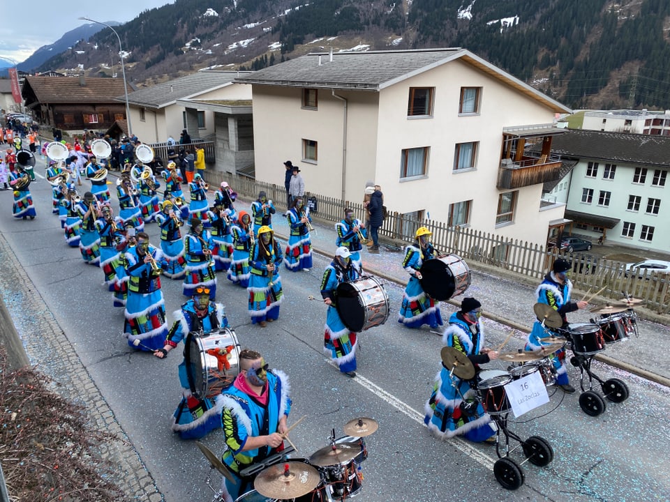 Guggenmusik Las Zoclas am Umzug in Disentis.