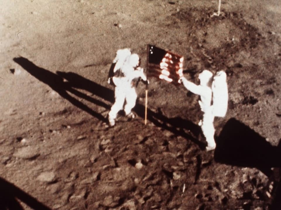Zwei Astronauten auf dem Mond.