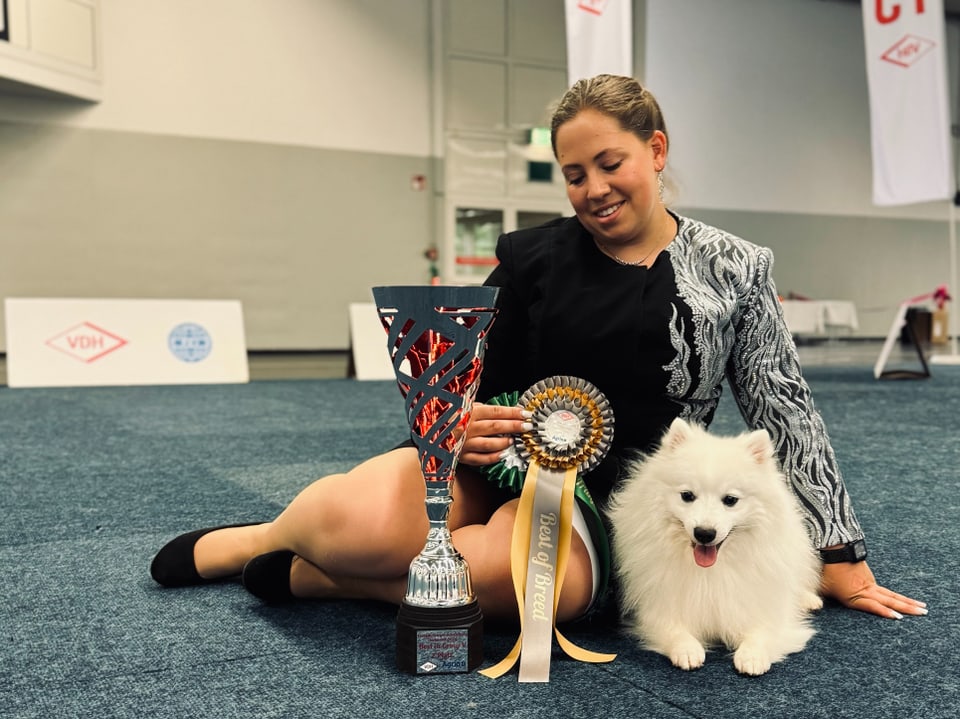 Laura Hitz mit ihrem Hund auf einer Hundeausstellung.