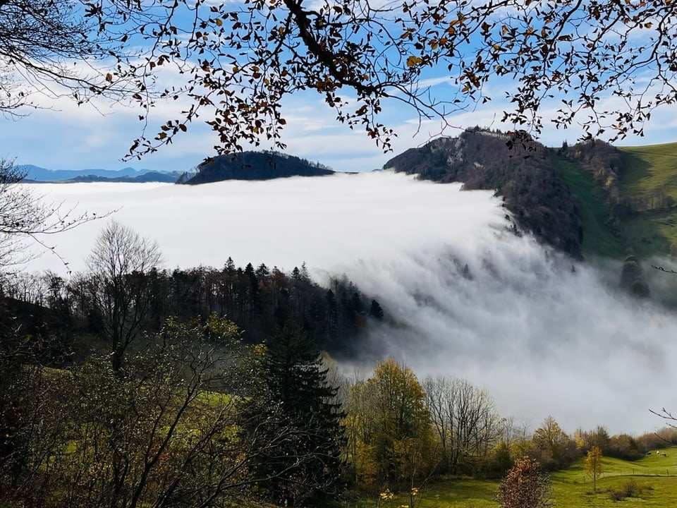 Nebel fällt über den Jura