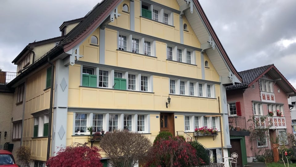 Haus mit gelber Fassade