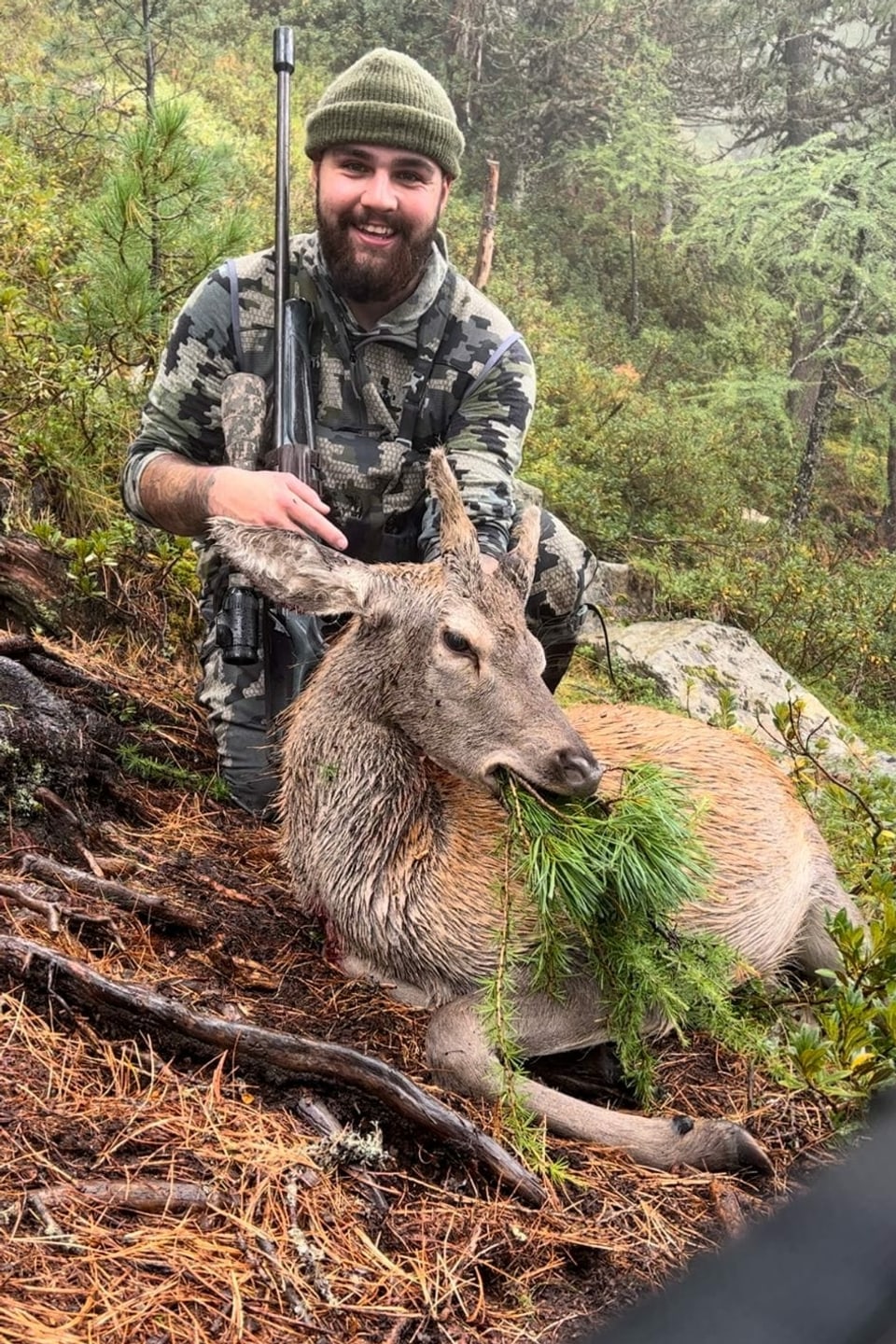 Jäger mit Hirsch