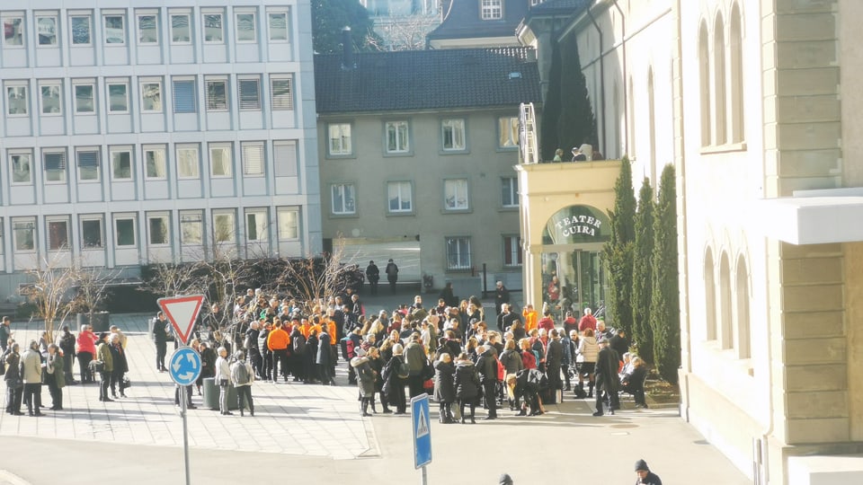 Leute auf dem Theaterplatz in Chur