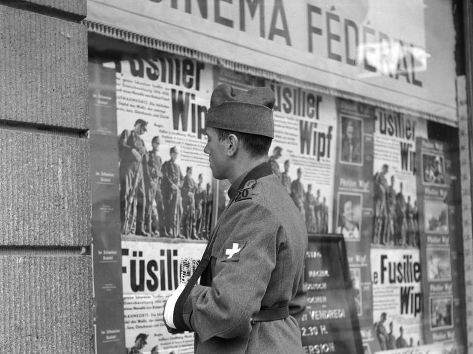 Ein verletzter Soldat der Schweizer Armee vor dem Cinema Fédéral, das den Spielfilm «Füsilier Wipf» zeigte.