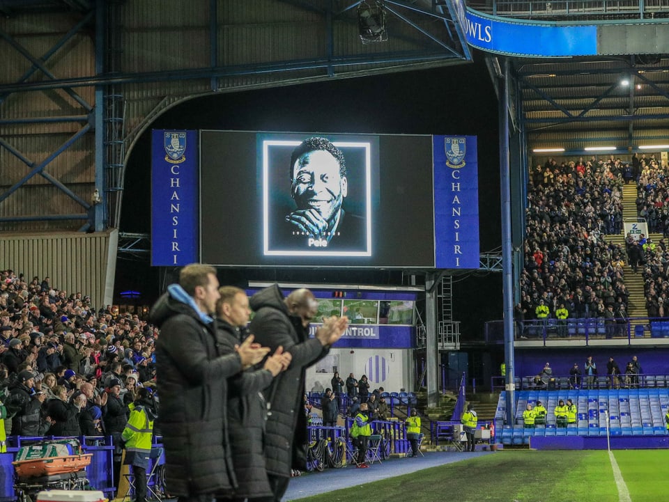 Englische Fans applaudieren Pelé