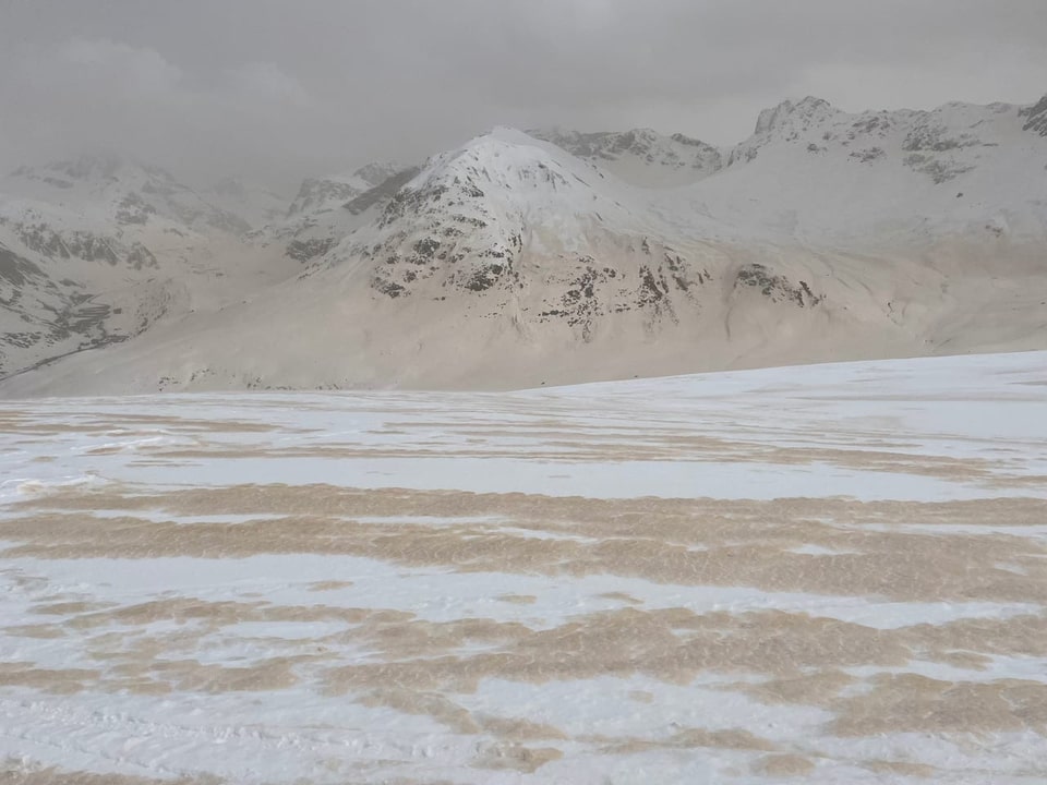 Skigebiet Bivio, Camon
Sicht Richtung Julier Passhöhe, Verwehungen mit Saharastaub im Vordergrund