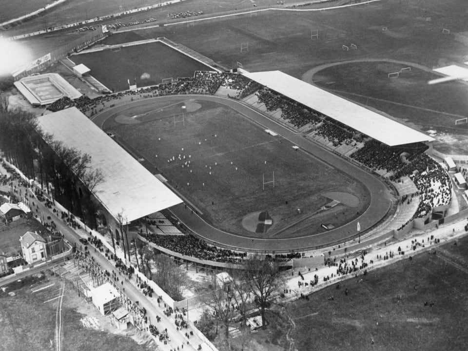 Luftaufnahme eines Fussballstadions während eines Spiels.