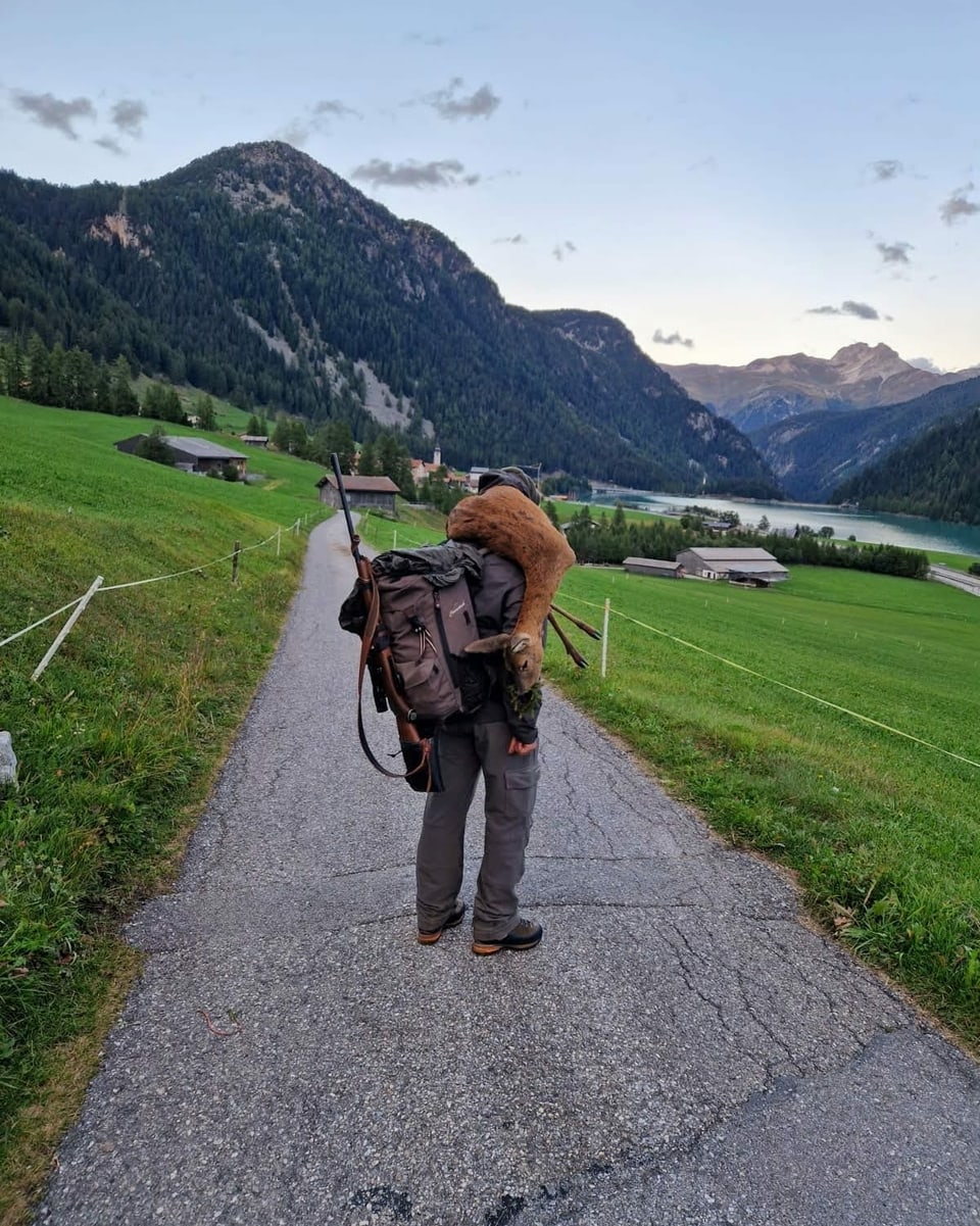 Purtret d'in chatschader che porta ina chaura-chavriel sin las spatlas