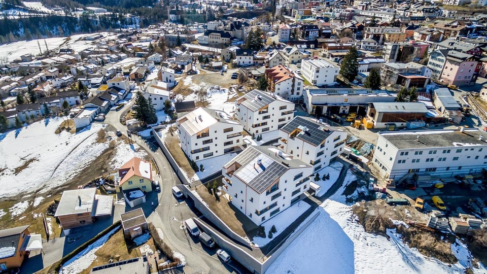 Luftaufnahme des Quartiers Scuol Ost mit der markanten Siedlung Monolith.