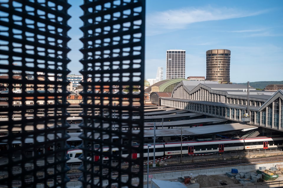 Blick aus den SRF-Büroräumlichkeiten in Basel: Der Bahnhof mit dem «Roche Tower» und «BIZ-Turm» im Hintergrund. 