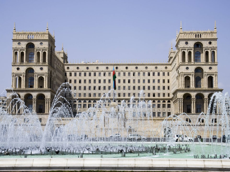 Hinter einem Springbrunnen ist das opulente Regierungsgebäude von Aserbaidschan in Bazu zu sehen.