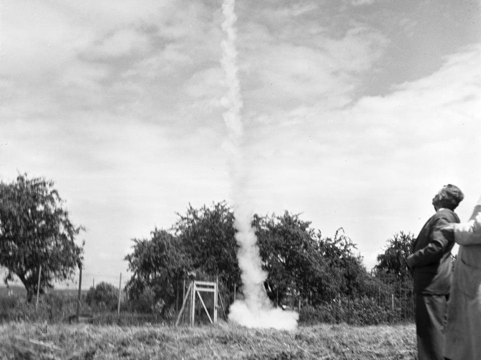 Der Rauch einer gestarteten Rakete. 