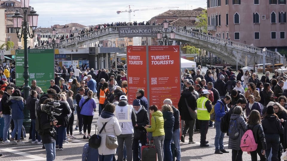 Beamte kontrollieren den QR-Code für den Eintritt am Hauptbahnhof Venedig.