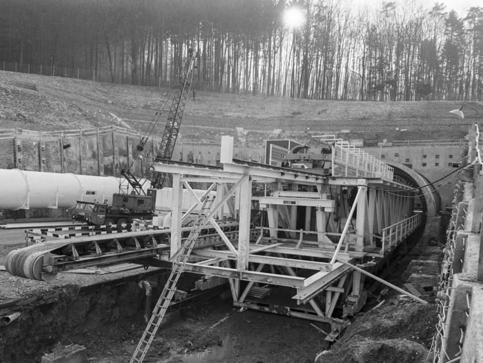 Foto vom 1980 zeigt Vortriebsmaschine auf der Baustelle bei Regensdorf. Damals wurden erste Gubriströhren gebaut.