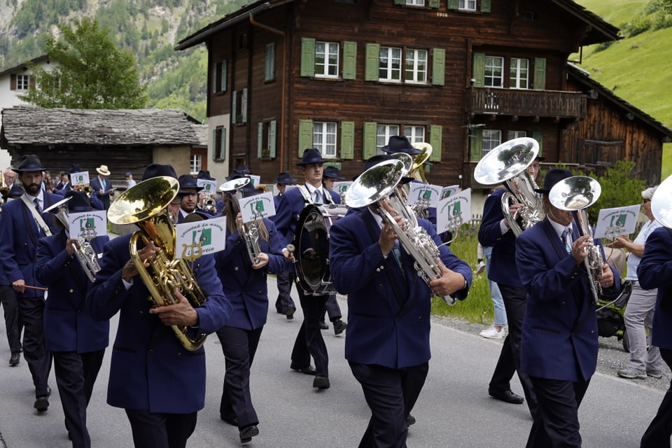 Die Musikgesellschaft Lumbrein während dem Marschwettbewerb am Bezirksmusikfest in Vals.