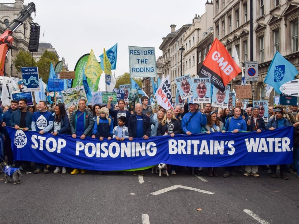 Demonstranten mit Banner gegen Wasserverschmutzung in Grossbritannien.