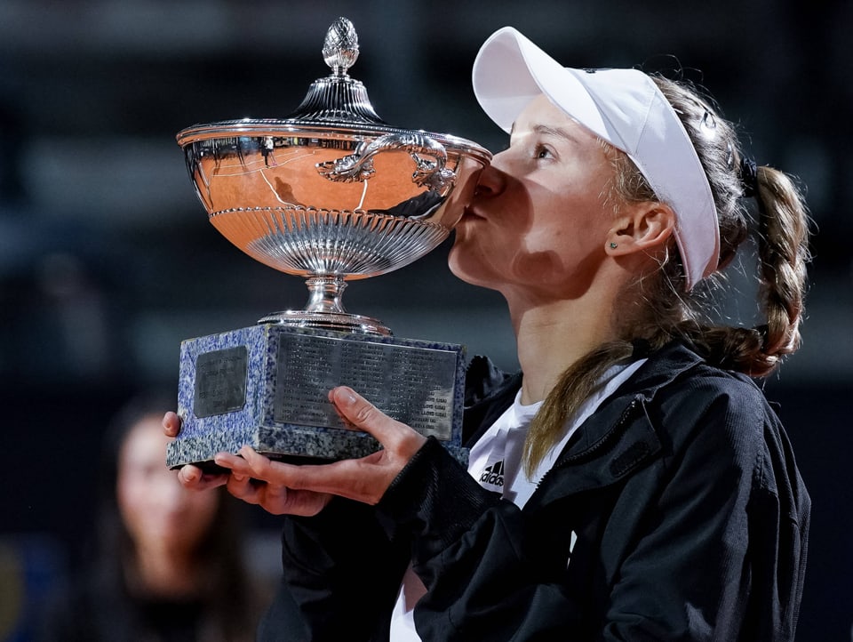 Jelena Rybakina mit dem Siegerin-Pokal in Rom.