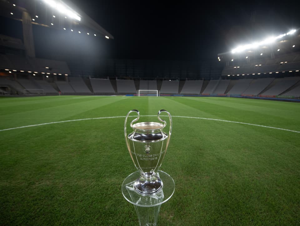 Fussballpokal in Stadion.