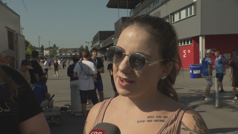 Junge Frau beim FCL-Stadion