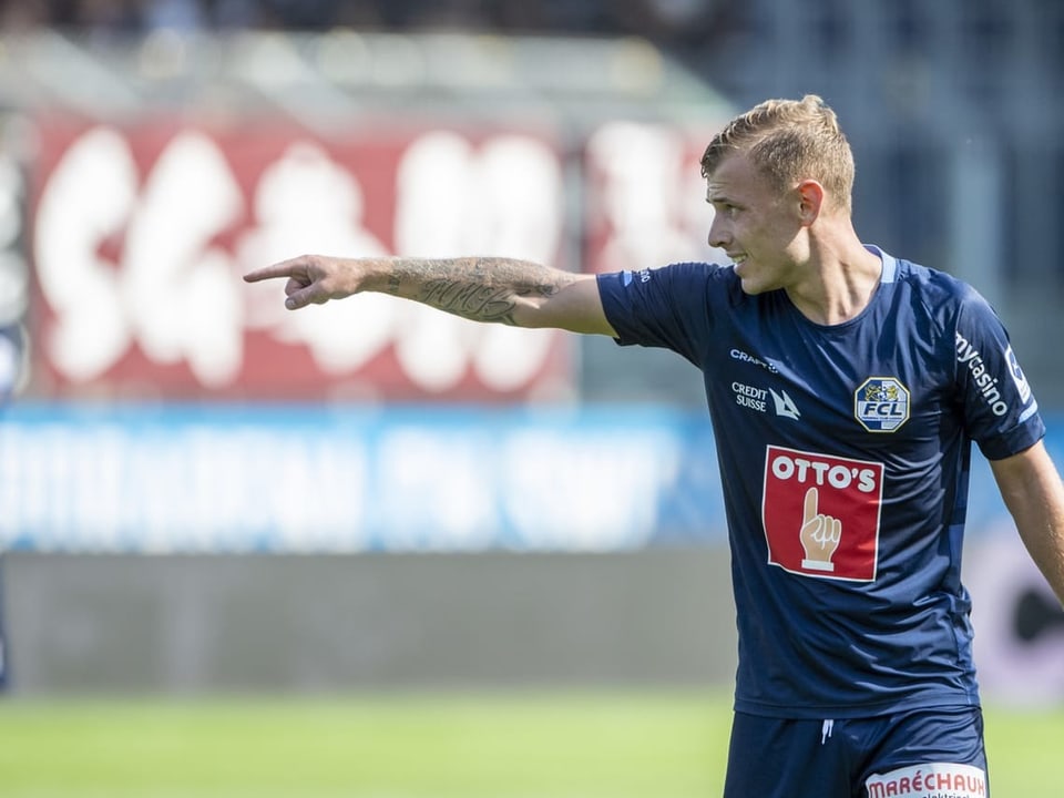 Fussballspieler Max Meyer gibt Anweisung.