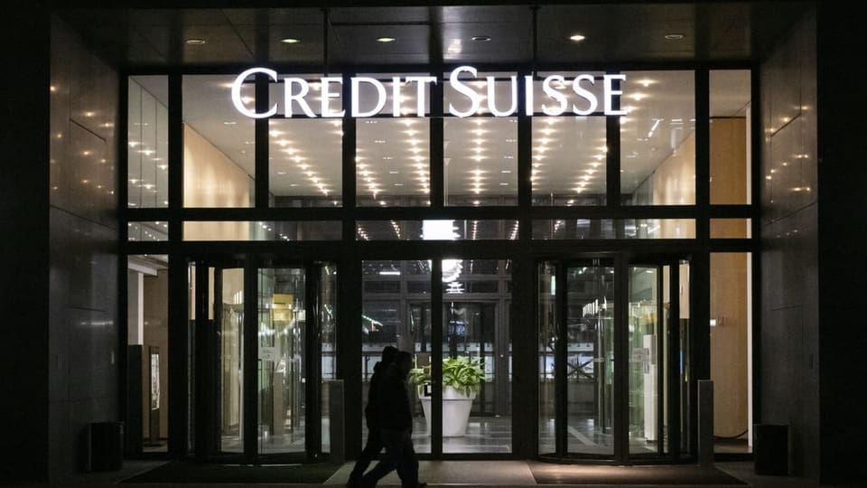 Über dem Eingang einer Credit Suisse Bank prangt ihr Logo.
