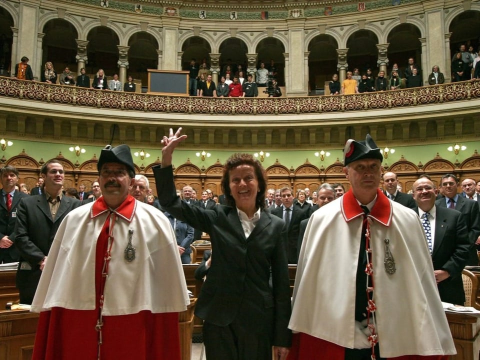 Eveline Widmer-Schlumpf bei ihrer Vereidigung. Flankiert von zwei Weibeln.