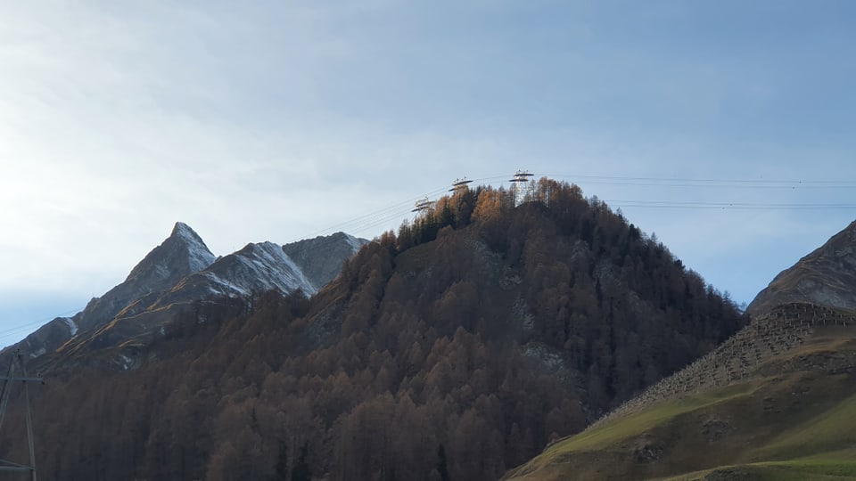 Il piz Ot (il Matterhorn da Samignun) e sin l'auter mut las pitgas da la pendiculara Samignun.