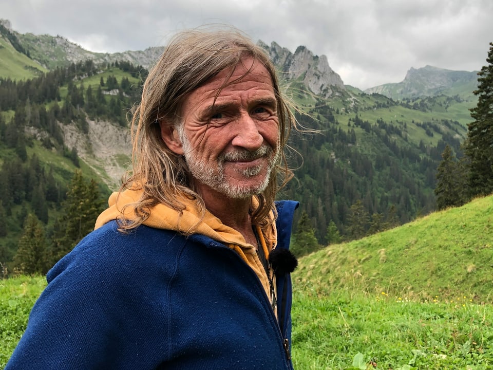 Radio SRF 1-Moderator Ralph Wicki ist auf der Alp Morgeten angekommen, von welcher er während zwei Wochen live sendet.