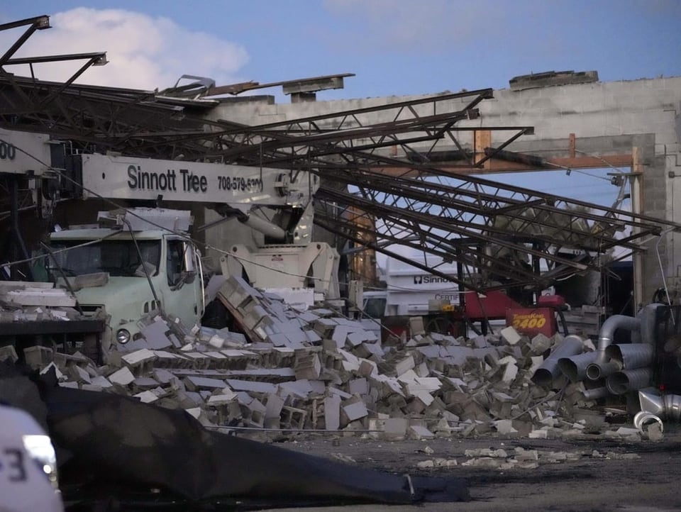 Ein Industriegebäude in McCook wurde von einem Tornado zerstört, überall liegen Trümmerteile.